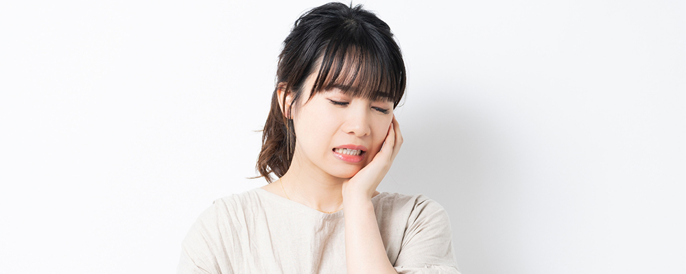 歯を痛めた女性