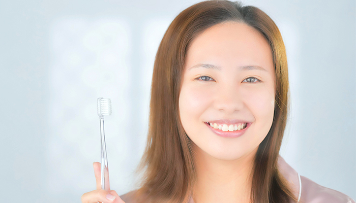 歯ブラシを持つ女性の写真
