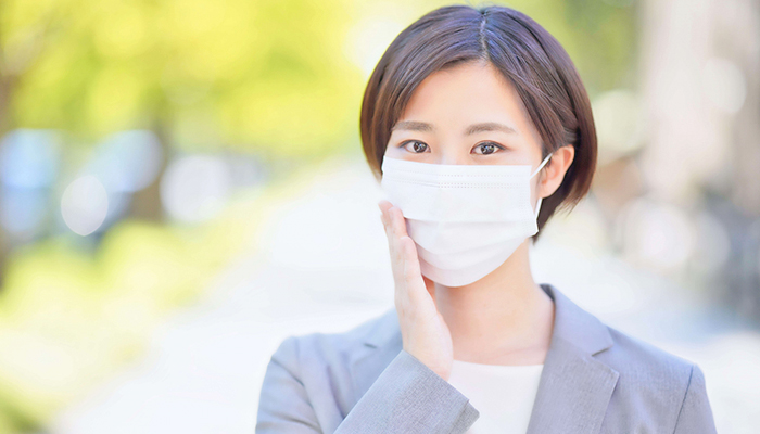 マスクをしている女性の写真