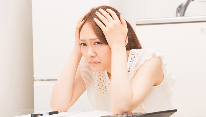 頭を抱える女性