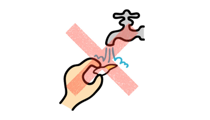 取れた歯を水道で洗うイラスト