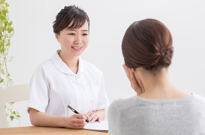 説明を受ける女性の写真