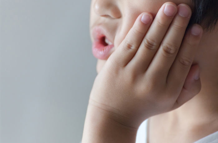 歯を痛めた子供の写真