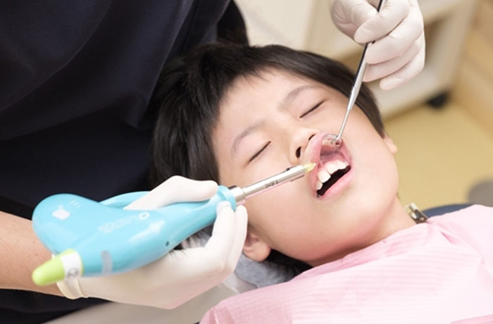 歯科治療を受ける子供の写真