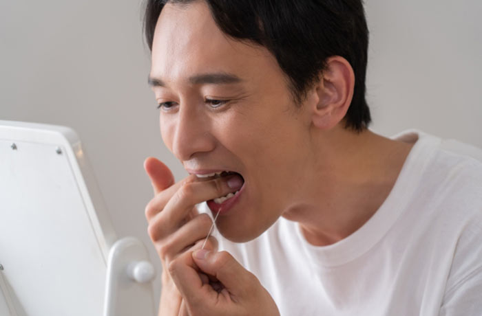 鏡を見る男性の写真