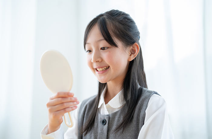 鏡をみる女の子の写真