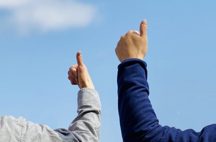 親指を立てる写真