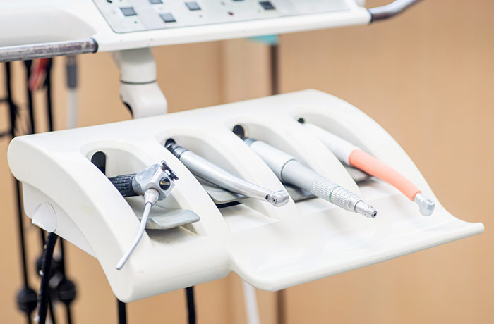 歯科治療に使用する機材の写真