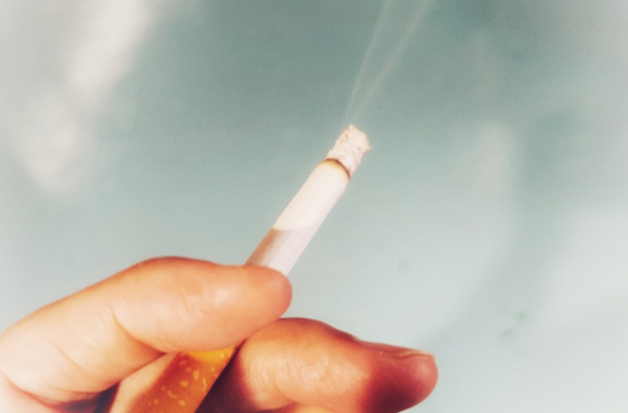 タバコを持つ写真
