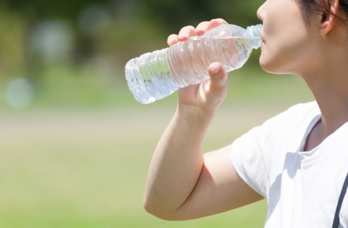 ペットボトルの水を飲む写真