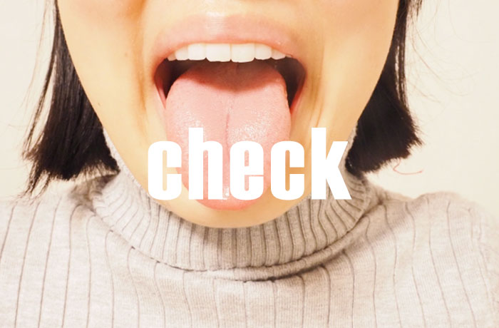 舌をだす女性の写真