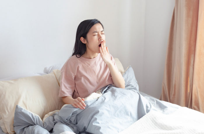 起きたばかりの女性の写真