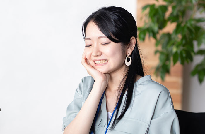 頬を抑える女性の写真