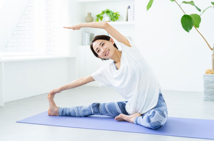 ストレッチをしている女性の画像