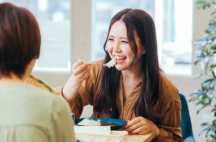 食事をする女性の画像