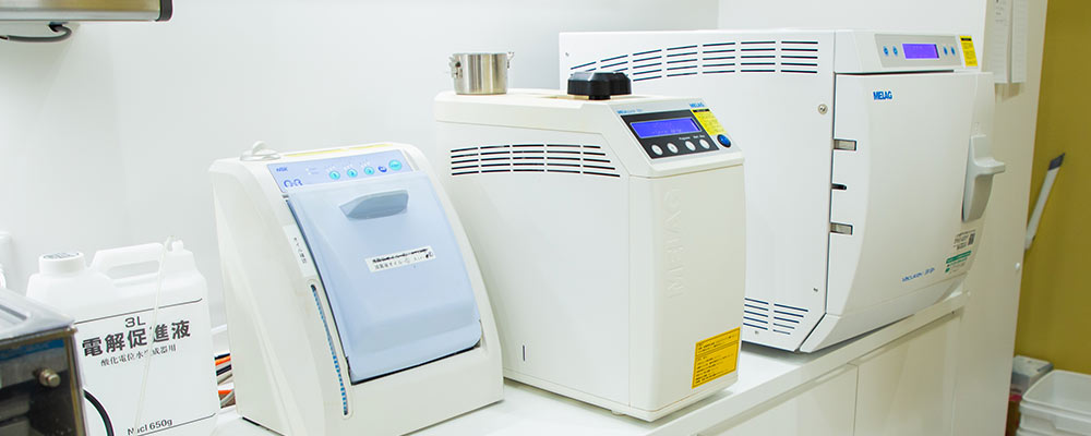 最新の滅菌器と清潔に整理された診療器具