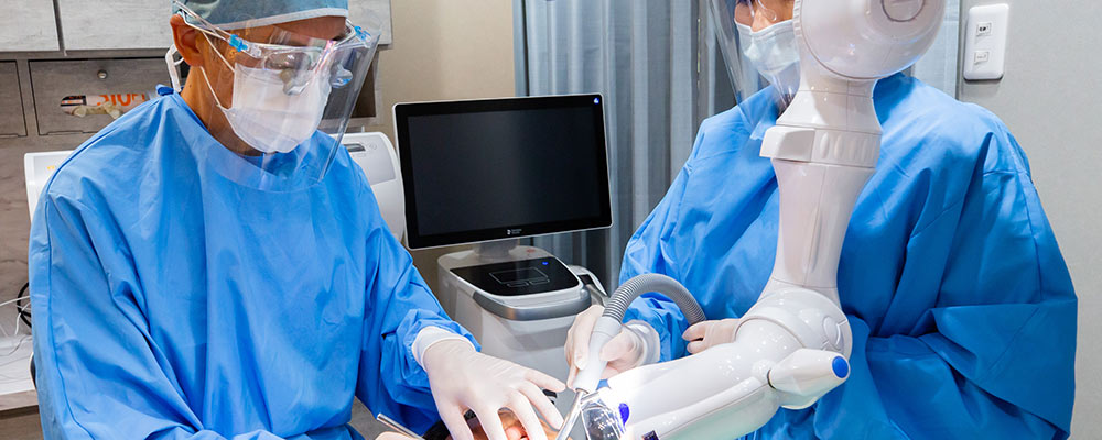 感染予防着を適切に着用し診療を行う様子