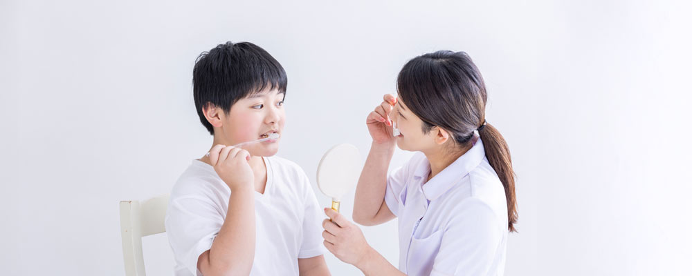 地域での健康講座や歯科検診活動の様子