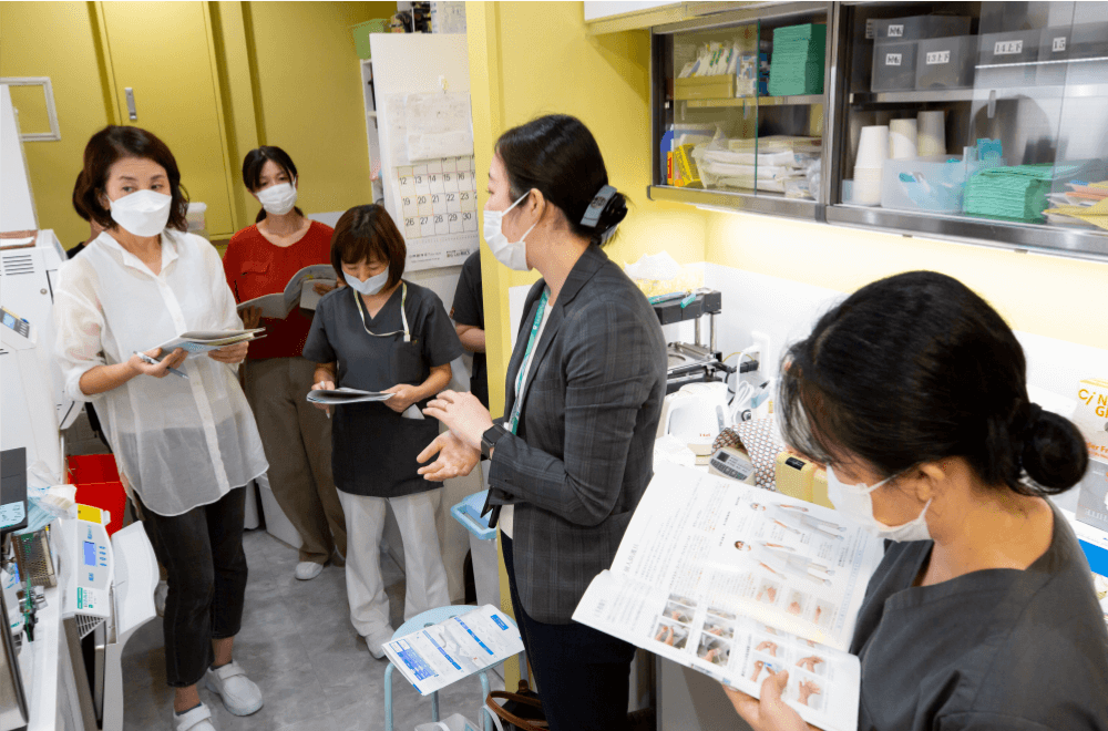 セミナーを受講するスタッフの様子