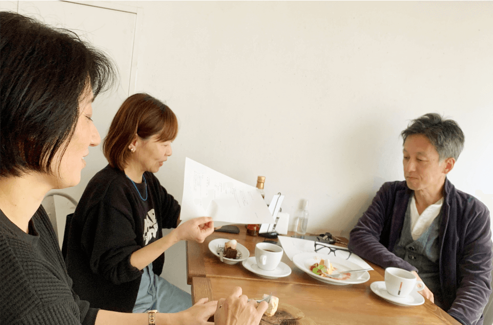 院長とスタッフ一緒の食事風景