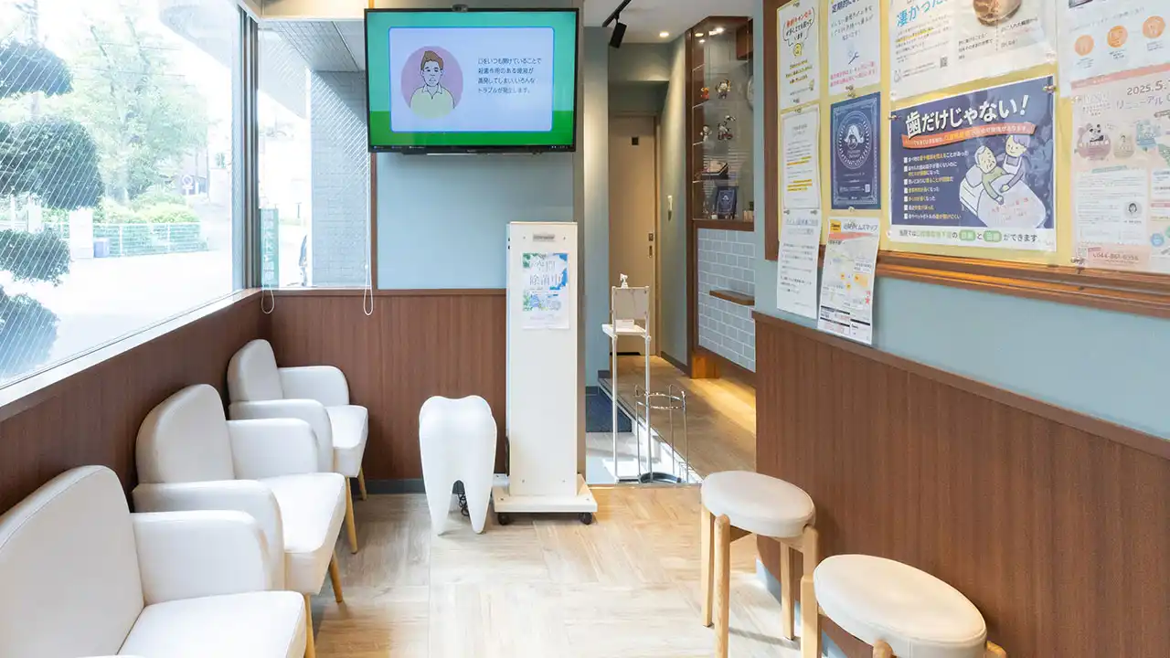 永沢デンタルクリニック待合室の椅子やモニター