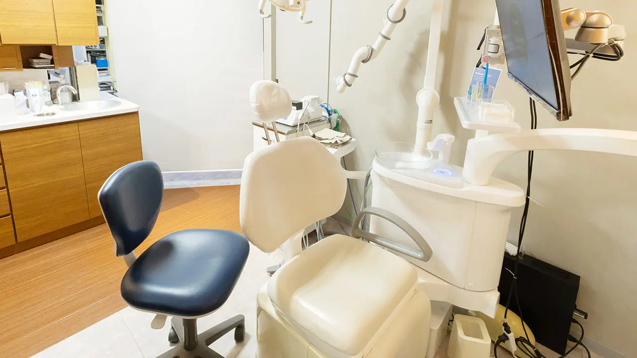 永沢デンタルクリニック白い診療椅子