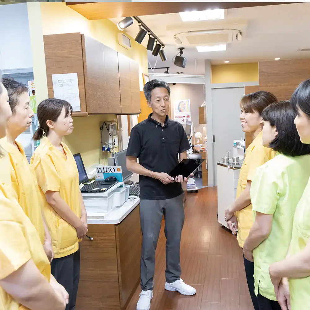 永澤院長とスタッフがミーティングをしている