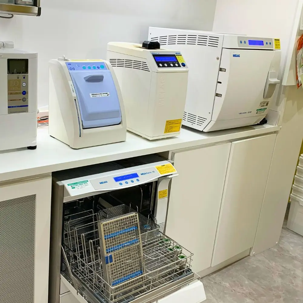 永沢デンタルクリニックで使用している滅菌器が並んでいる