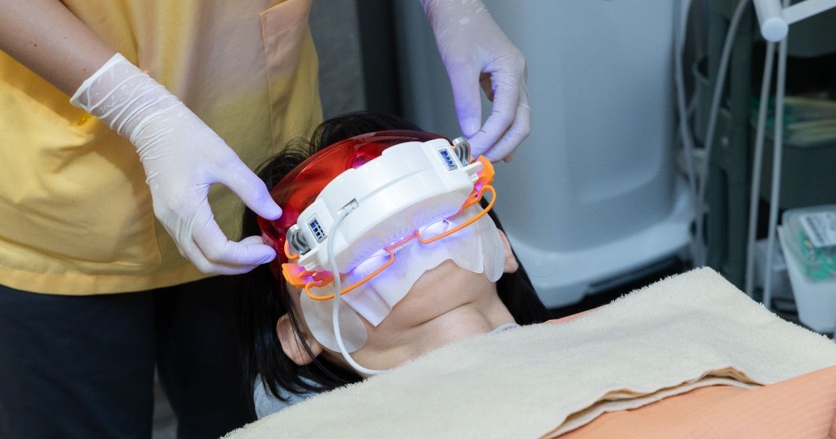 ホワイトニングの照射機を当てている様子