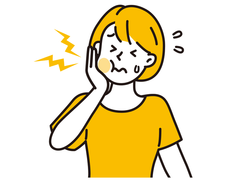 歯が痛くなった若い女性 