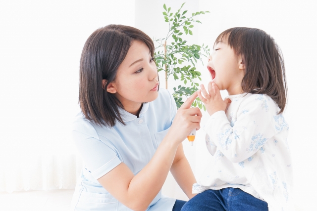 歯科治療を受ける子供