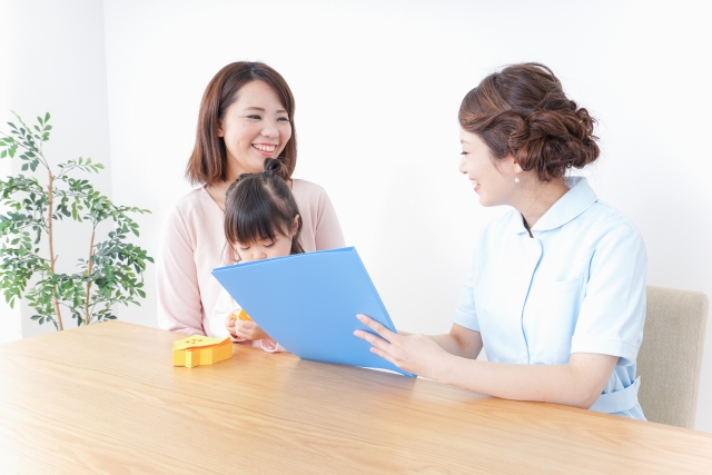 病院で診察を受ける子どもとお母さん
