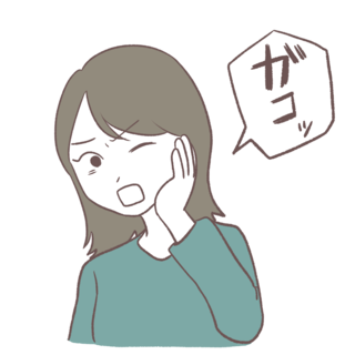 口を開けて顎が鳴る女性
