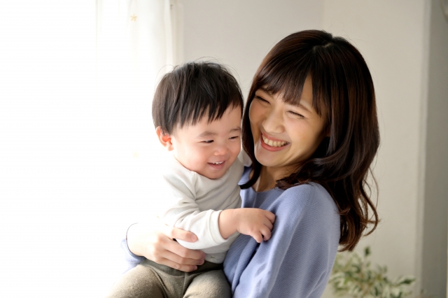 子供を抱っこする女性
