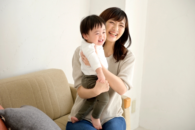 子供を抱っこする女性