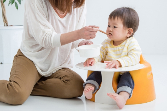 離乳食を食べさせる女性
