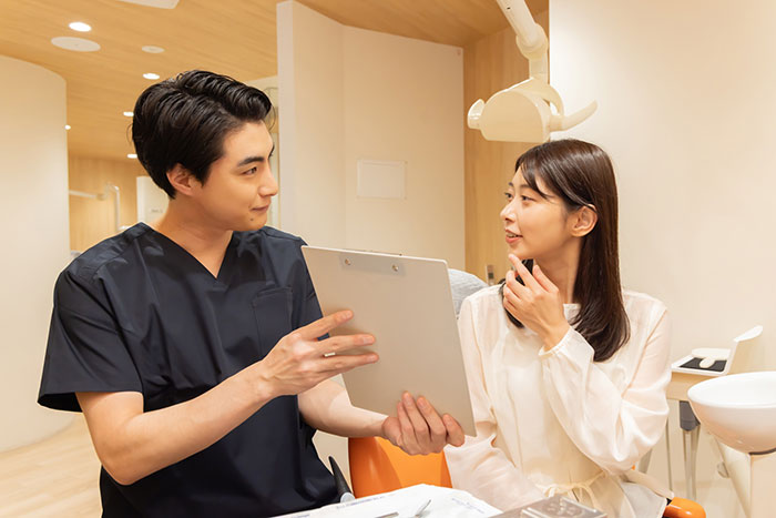 痛みが無いクリーニング治療を終えて笑顔の女性患者
